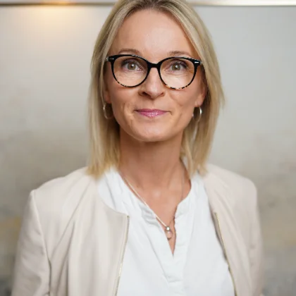Porträt von Ilona Kühling, systemischer Business Coach in Vechta, deren Website Lightlap auf Positionierung und den Anruf als ersten Kontaktweg ausgelegt hat